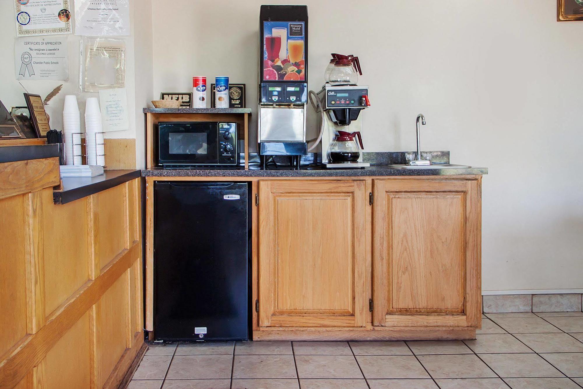 Econo Lodge Chandler Bagian luar foto